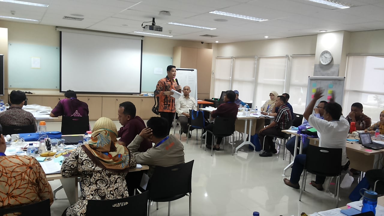 An enthusiastic participant makes his point during Muhammadiyah’s hospital preparedness and community readiness training.